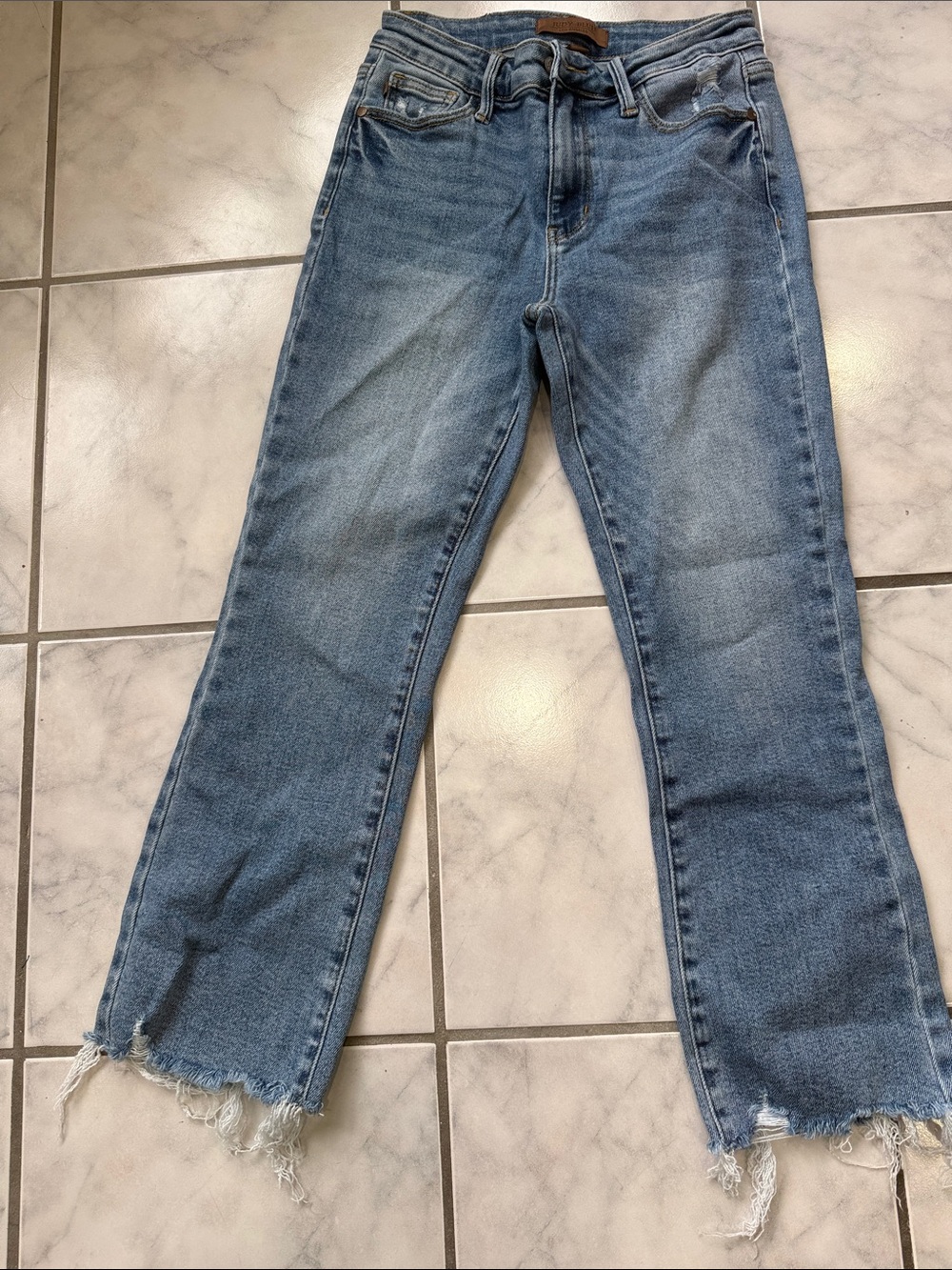 Judy Blue Faded Blue Cropped Straight Jeans with Raw Frayed Hem